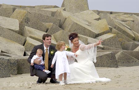 bruidspaar op het strand